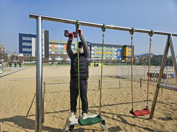 학교 운동장, 그네 교체? 케이스터디움으로 믿고 건강한 교육 공간 만들기!