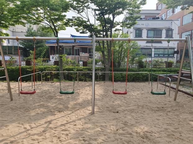 화천초등학교 놀이터 그네 교체, 왜 케이스터디움이 선택되었나요? 관련 이미지