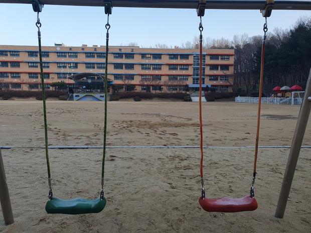 김포초등학교 운동장 그네 교체, 전문 시공으로 혁신적인 안전과 기능성 달성!