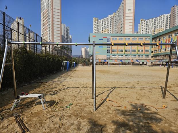 과천병설유치원 놀이시설 그네 교체 | 학교 시설관리 전문 케이스터디움