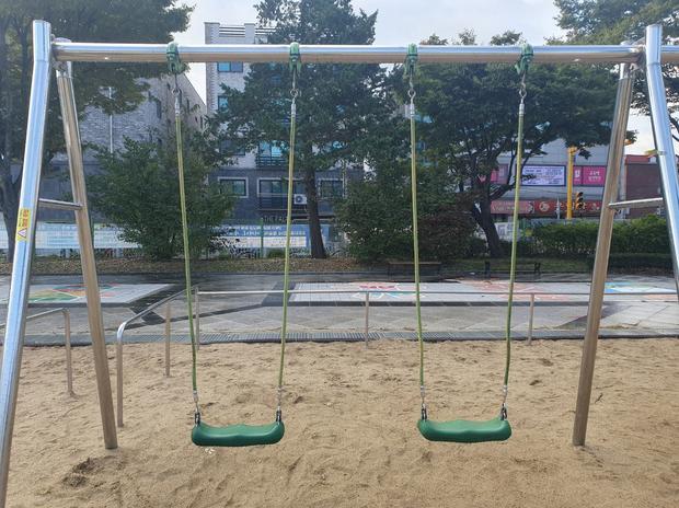 창녕초등학교 놀이 시설 교체, 안전하고 멋진 공간 만들어요! 관련 이미지