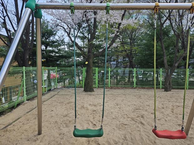 가평초등학교 놀이터 그네 교체, 믿음직한 전문가 케이스터디움으로 더욱 건강하고 안전하게!