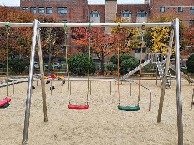 운동장 그네 교체 ⚠️ 의왕초등학교, 케이스터디움으로 더욱 신뢰할 수 있는 운동 공간...