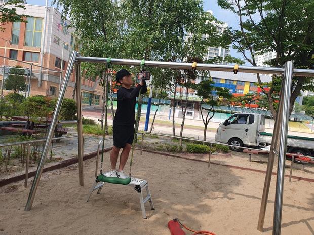 철원초등학교 운동장 그네교체: 전문 시공으로 튼튼하고 안전한 놀이터 만들기 관련 이미지