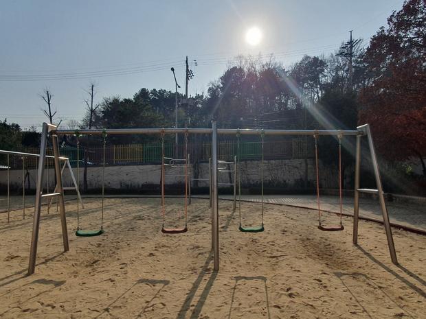 부산초등학교 운동장 그네 교체:  오래된 설비를 신뢰할 수 있는 혁신적인 기술로 새롭게!