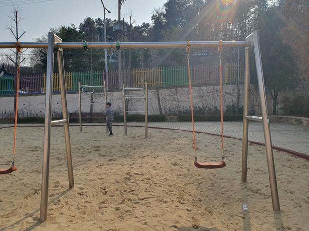 광주초등학교 운동장 그네 교체: 튼튼하고 오래도록 놀이터를 위한 전문 케이스터디움!