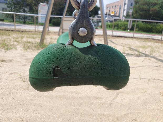 고성능 운동장 그네 교체, 학교 시설관리 성공 전략!