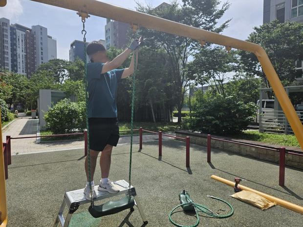 군산초등학교 운동장 그네 교체, 탁월한 전문성으로 안전하고 장점이 더욱 풍부한 공간 ...