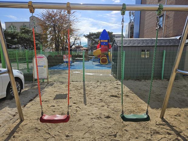 경산초등학교 놀이터 그네 교체, 걱정 끝! 케이스터디움으로 깨끗하고 안전한 공간 만들...