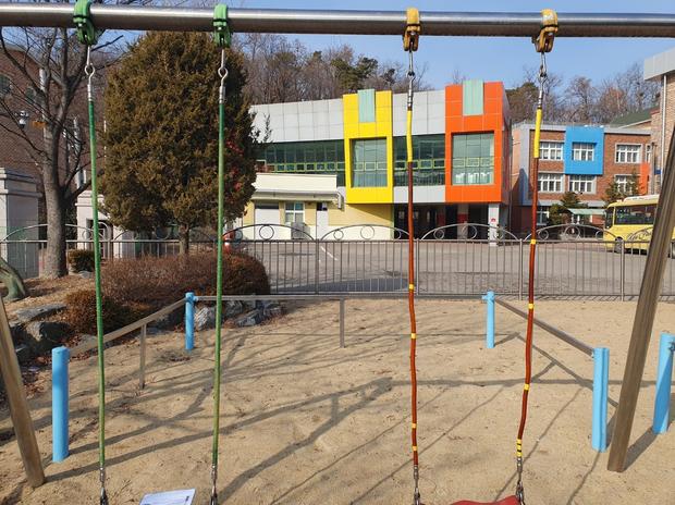 영월초등학교 운동장 그네 교체,  "1년만에 깨끗하게!"  케이스터디움으로 완성