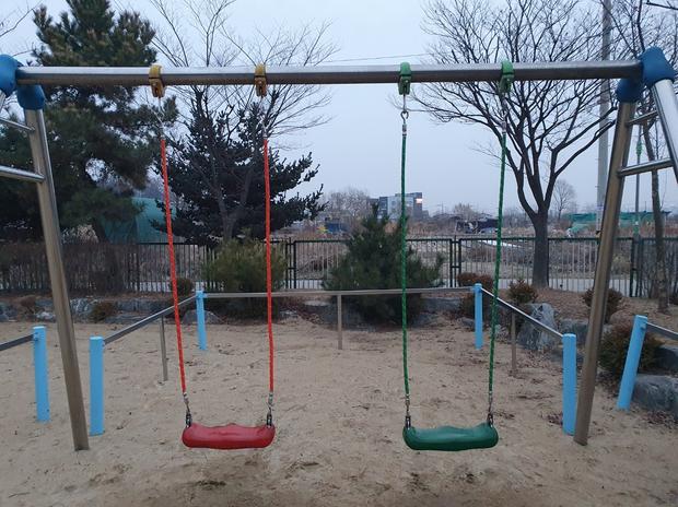 학교 운동장, 낡은 그네 교체! 케이스터디움으로 더욱 안전하고 효과적인 공간 만들기