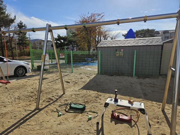 울산초등학교 운동장, 그네 교체로 혁신적인 운영 시작! 케이스터디움 프로젝트 진행