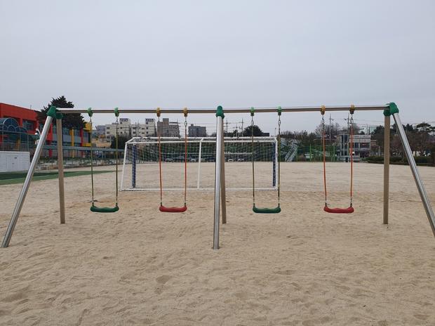 정읍초등학교 운동장 그네 교체: 전문 케이스터디움, 혁신적인 시공으로 최고 수준의 안...