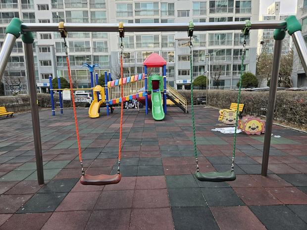 김포어린이집놀이터 그네 교체!  안전하고 뛰어난 기능까지, 케이스터디움으로 건축 완료