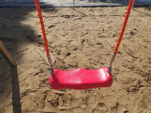 충주초등학교 놀이터 그네 교체, 전문 시공으로 안전하고 장시간 사용! 관련 이미지