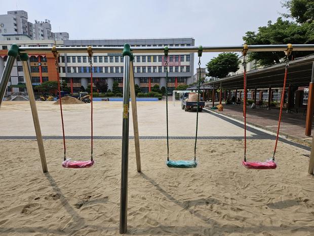 충주초등학교 놀이터 그네 교체, 전문 시공으로 안전하고 장시간 사용!