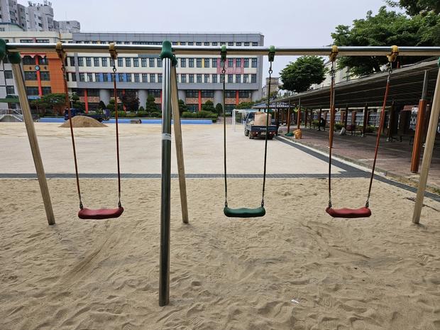 홍성초등학교 놀이터 교체, 걱정 끝! 케이스터디움 전문 시공으로 안전하고 장점이 넘치...