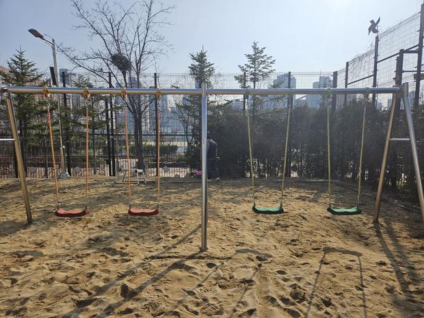 함안초등학교 운동장 그네 교체 | 전문 시공, 믿음직한 안전 & 최고 성능!