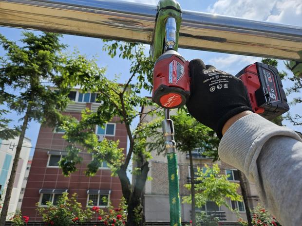 과천초등학교 운동장 그네 교체 | 전문 시공으로 학교 놀이터를 깨끗하게!