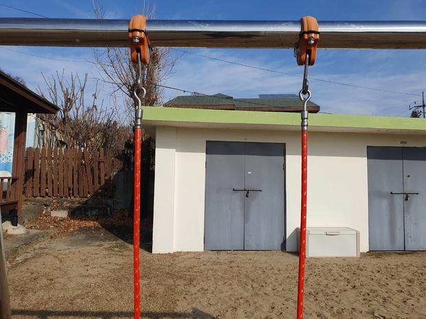 보은초등학교 운동장 그네 교체, 탁월한 전문성으로 안전하고 오래 사용 가능하게!