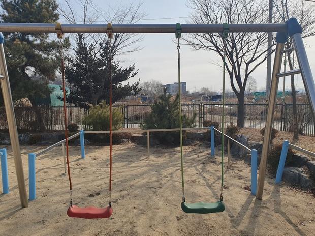 산천초등학교 운동장 그네 교체 | 학교 시설관리 전문 업체 케이스터디움! 관련 이미지