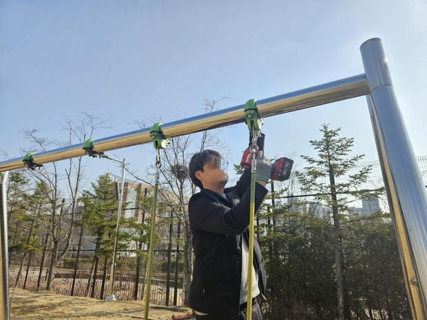 학교 놀이터 그네 교체, 케이스터디움으로 안전하고 튼튼한 공간 만들어보세요!