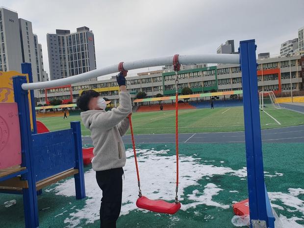 거제초등학교 놀이터 교체, 10년 만에 완벽한 현대화! 케이스터디움으로 안전하고 장르... 관련 이미지
