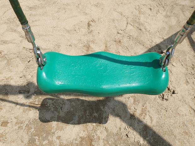 성주초등학교 놀이터 그네 교체, 깨끗하고 안전한 운동 공간 만들어요!