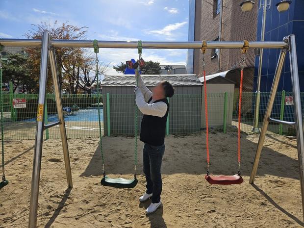 충남병설유치원 운동장 그네 교체! 10년 전문 시공, 안정성 & 신뢰를 선사합니다. 관련 이미지