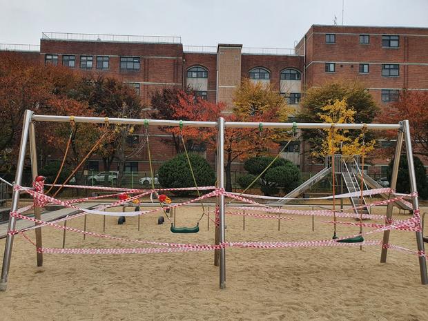 충남어린이집 운동장, 그네 교체는 이렇게 해결하세요! | 케이스터디움