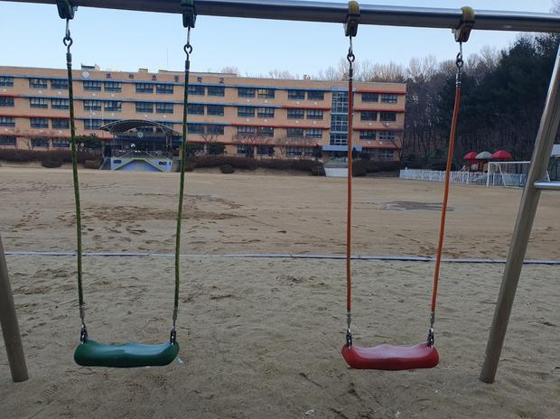 금산병설유치원 놀이시설 그네 교체: 안전하고 뛰어난 놀이 환경 만들기!