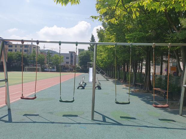 통영병설유치원 운동장 그네 교체: 20년 경험으로 건강한 장난감 만들어줘!