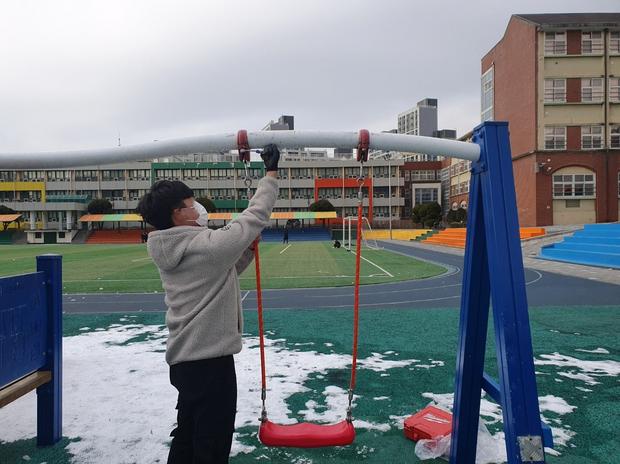 인천초등학교 놀이터 그네 교체 ?  케이스터디움, 안전하고 오래가는 공간 만들어 줄 ...
