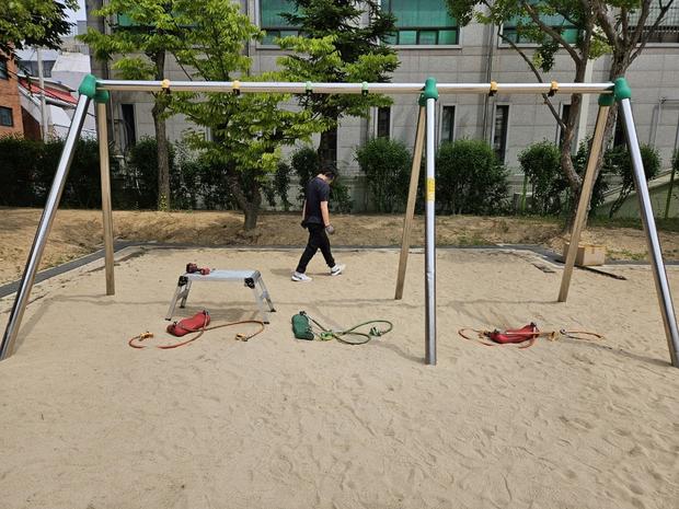 완주초등학교 운동장 그네 교체: 탁월한 기술, 안전하고 오래된  운동장 최신 상태로!