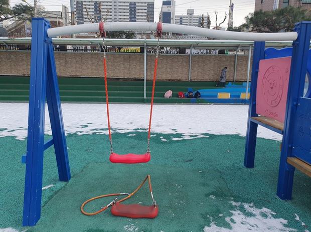 산천병설유치원 운동장,  그네교체로 혁신적 안전과 유지보수! 관련 이미지