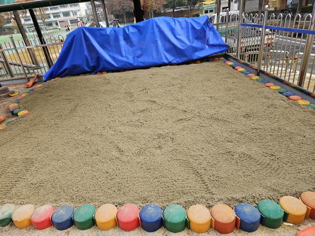 서울초등학교 놀이시설 모래보충, 믿음직스럽게 안전하고 품질 높은 설치!