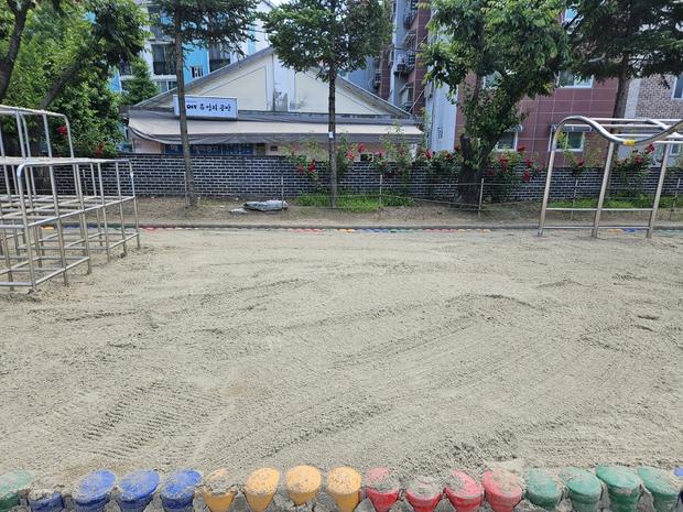 담양초등학교 놀이터 마사토 충전, 꼼꼼한 시공으로 안정적인 운동장 만들어주는 케이스터디움