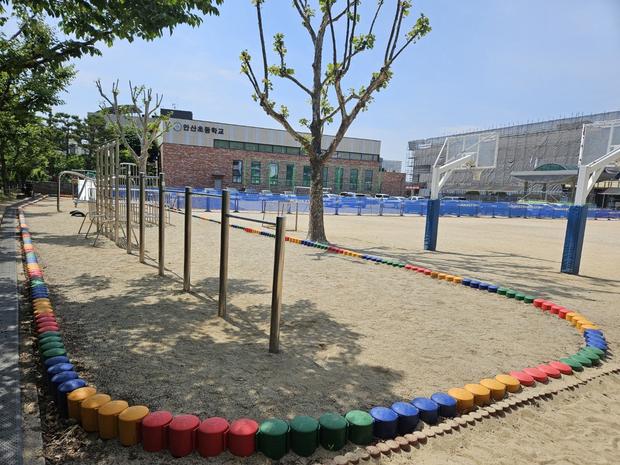 동두천병설유치원 놀이터 마사토 충진: 학교 시설관리 전문 케이스터디움으로 안전하고 건...