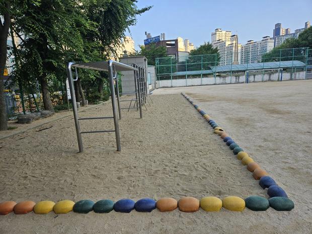 진천초등학교 놀이시설 마사토 충전, 안정성부터 기능까지 케이스터디움 믿음직한 도와줄께! 관련 이미지