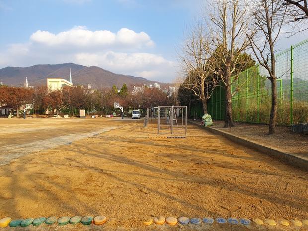 ? 사천병설유치원 놀이터 마사토 충진? 전문 케이스터디움, 안전 & 품질 최우선!