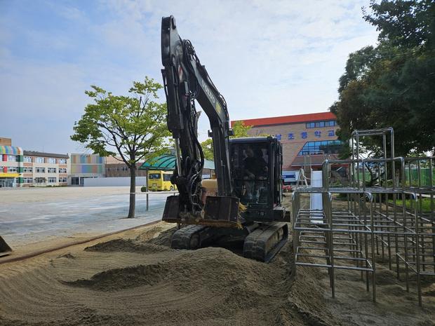 김제병설유치원 놀이터 마사토 충진 -  안전하고 튼튼한 운동장 만들어 줄 수 있는 전문가!