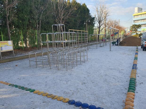 영주초등학교 놀이시설 마사토 충진, 안전도 100%? 케이스터디움!