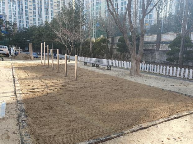 부산초등학교 놀이시설 모래보충 | 전문 시공으로 즐거움 & 안전을 위한 최상의 선택!