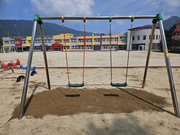 순천초등학교 놀이시설 모래보충,  전문 시공으로 깨끗하고 안전한 공간 만들어보세요!