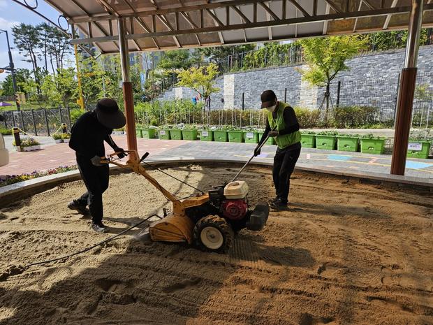 양평초등학교 놀이시설 마사토 충진, 안전하고 튼튼하게! 케이스터디움으로 완벽한 설비 관련 이미지