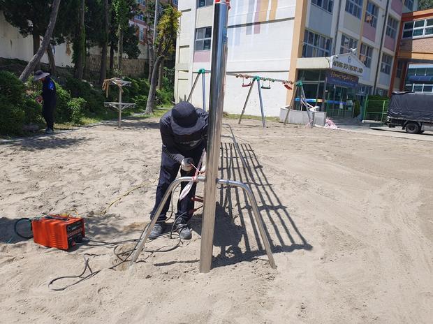 정선초등학교 놀이터 마사토 충진, 전문 시공으로 안전하고 탄력적인 운동장 만들어보세요! 관련 이미지