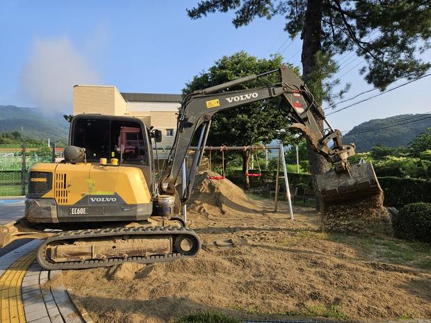 당진초등학교 놀이시설 마사토충진, 안전하고 튼튼한 장비로 아이들의 행복 확보! 관련 이미지