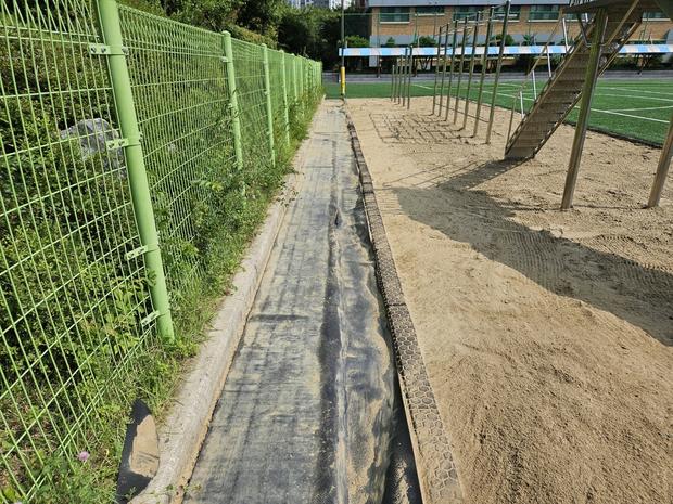 천안초등학교 놀이터 마사토 충진, 1년 안에 완벽하게! 케이스터디움 전문가로 보호받는...