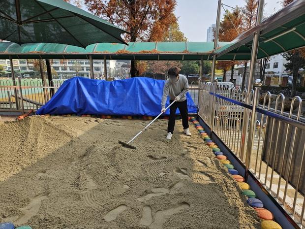 완주어린이집 놀이터 마사토 충진, ? 안전하고 오래도록 즐거운 공간 만들기!