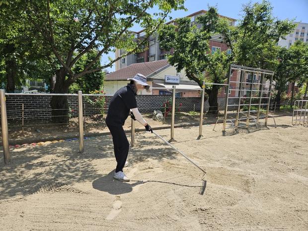 양구초등학교 놀이터 마사토 충진, ? 안전하고 오래도록 유지하세요!